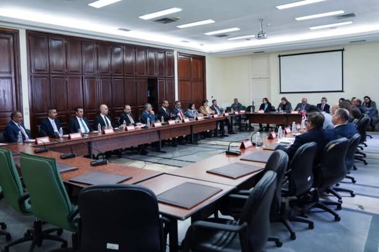 جلسة عمل بين أعضاء لجنة التربية بمجلس نواب الشعب ووفد من لجنة التعليم العالي بمجلس النواب العراقي