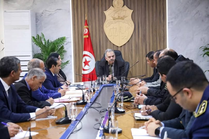تبعا لأحداث العنف الأخيرة : جلسة عمل بإشراف وزير الشباب والرياضة وممثلين عن الجامعة التونسية لكرة القدم ووزارة الداخلية