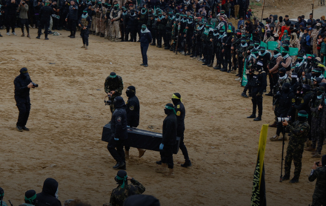 حماس تسلم جثث 4 أسرى للصليب الأحمر الدولي