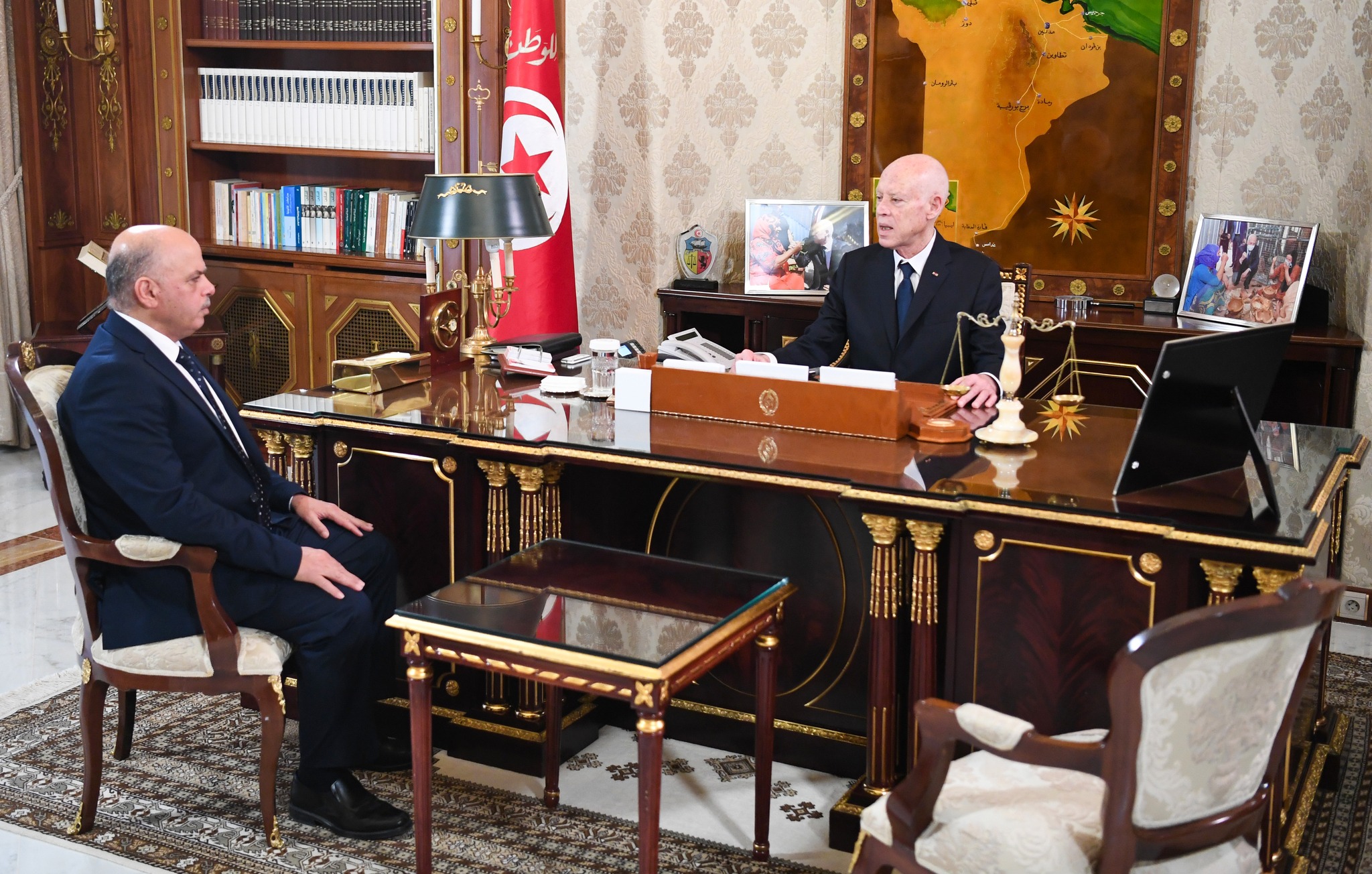 توريد الحافلات ومشروع القطار السريع لربط شمال البلاد بجنوبها أبرز محاور لقاء رئيس الجمهورية بوزير النقل