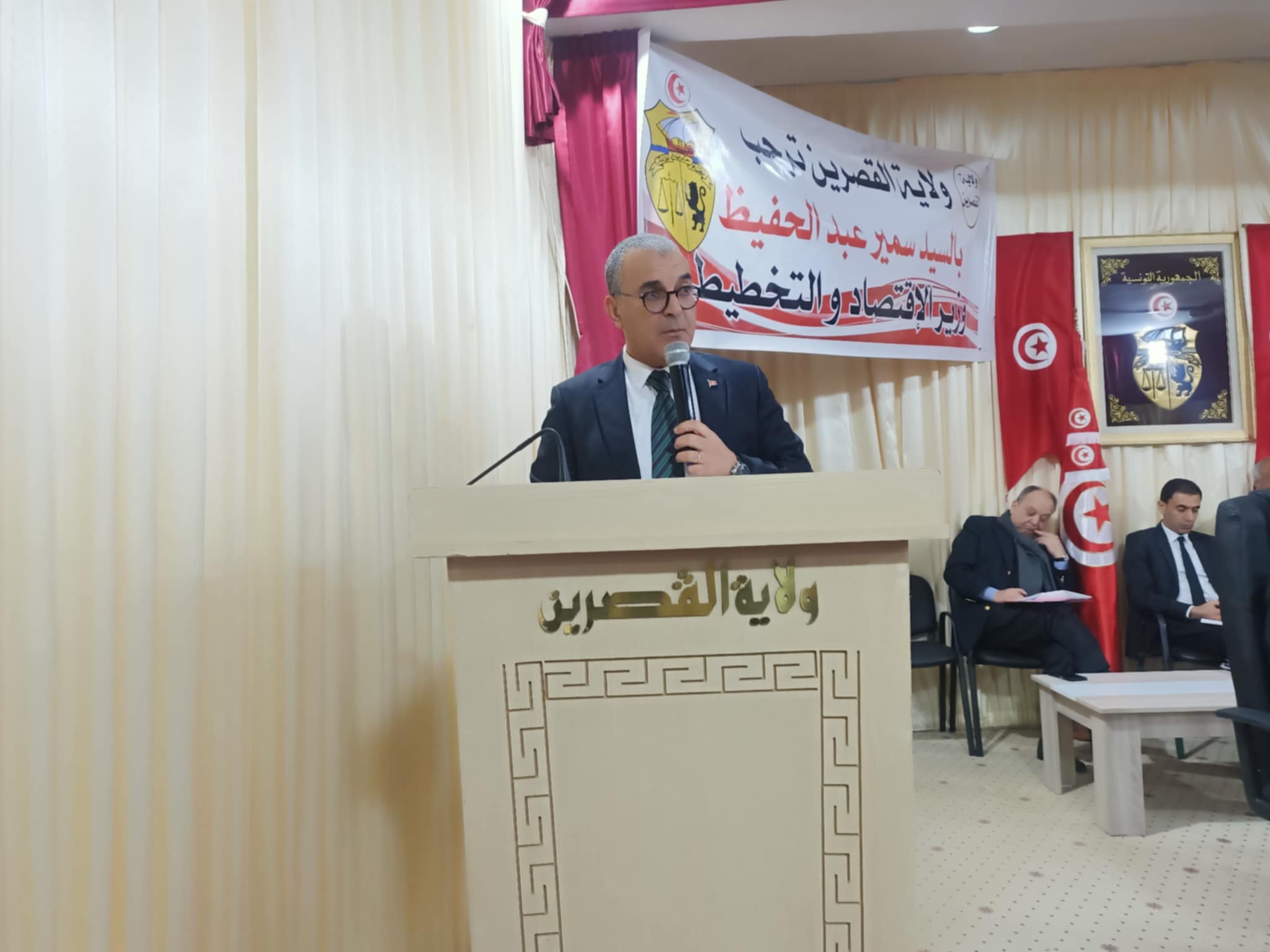 جلسة عمل لمتابعة الوضع التنموي بولاية القصرين بإشراف وزير الاقتصاد والتخطيط