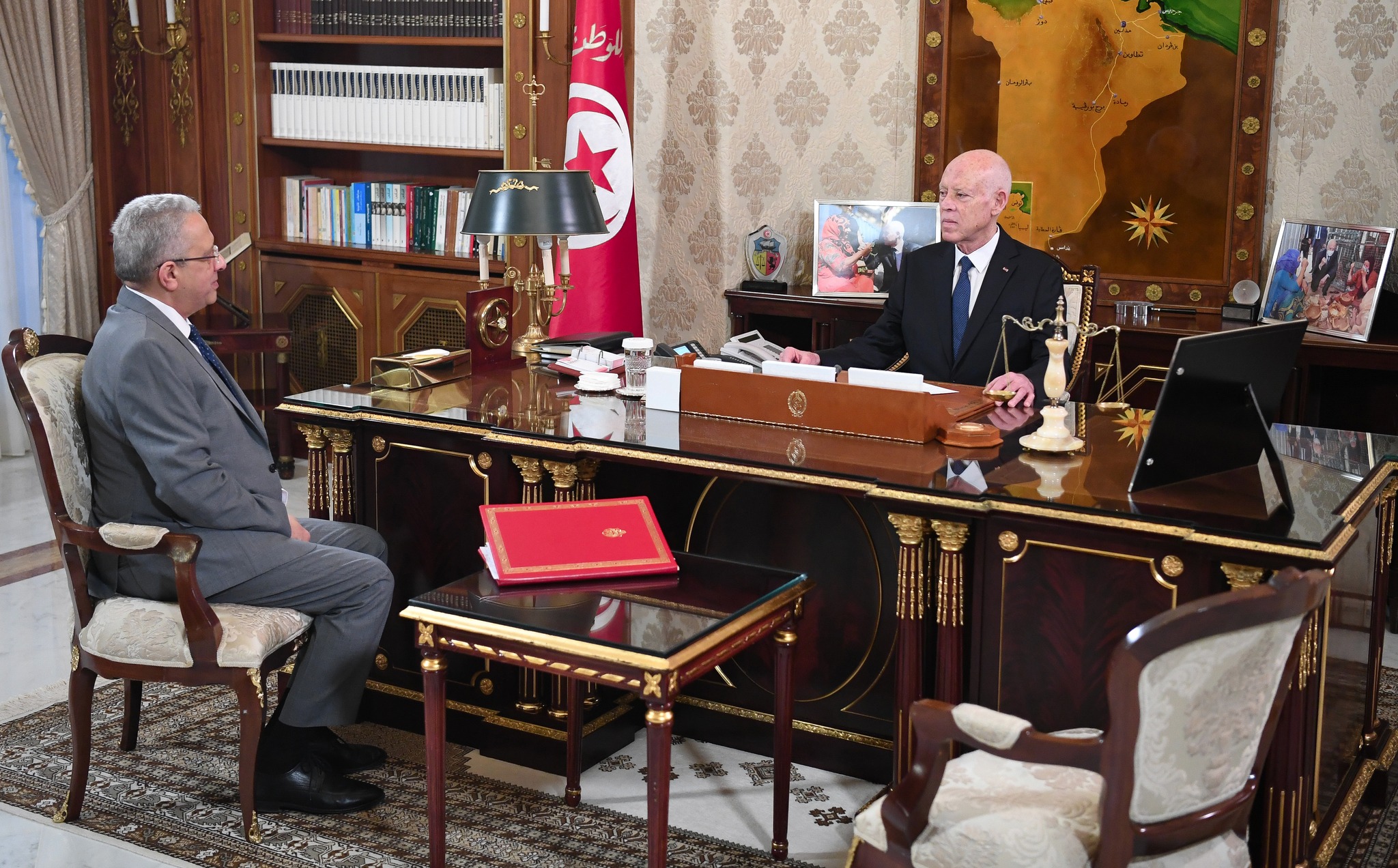 رئيس الجمهورية يلتقي وزير الصحة ويستعرض نتائج زبارته الى الصين