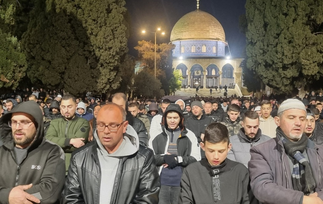 فلسطين: الآلاف يؤدون صلاتي العشاء والتراويح في رحاب المسجد الأقصى المبارك
