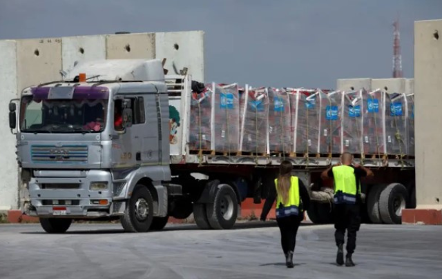 منع دخول المساعدات الإنسانية إلى قطاع غزة