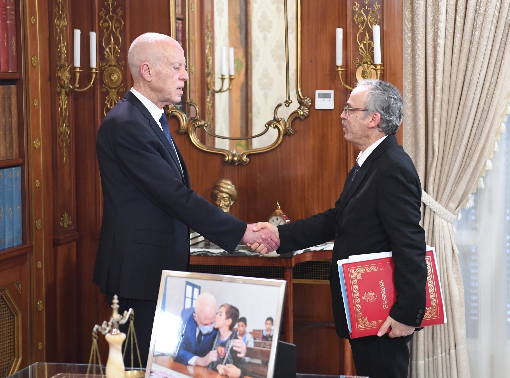 رئيس الجمهورية يؤكد لدى استقباله وزير الشّؤون الإجتماعيّة على ضرورة وضع تشريعات جديدة في المجال الإجتماعي