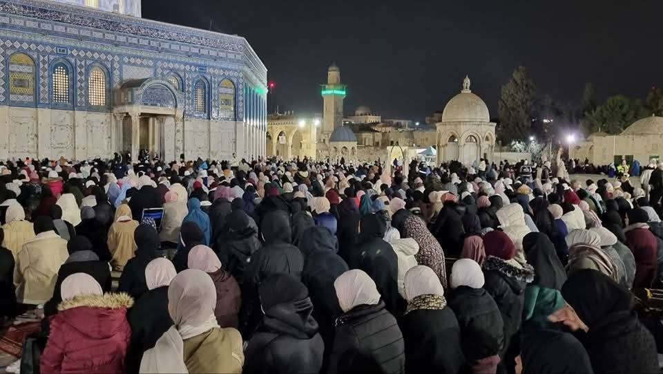 أكثر من 80 ألف مصل يؤدون العشاء والتراويح في « الأقصى »