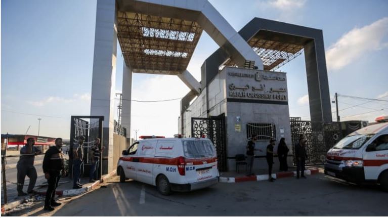 معبر رفح الحدودي يستقبل 42 مصابا فلسطينيا لتلقي العلاج في مصر