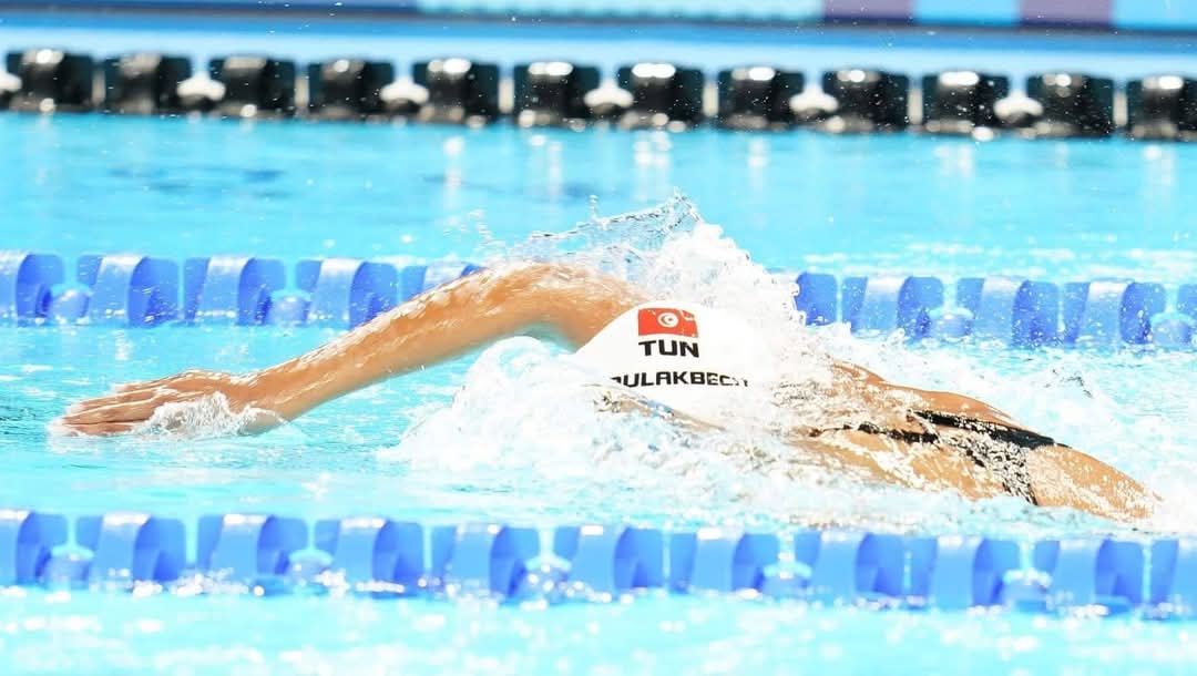 جميلة بولكباش تحطّم الرقم القياسي التونسي في سباق 1500 متر سباحة حرة بفرنسا
