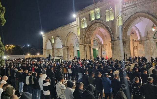 60 ألفا يؤدون صلاتي العشاء والتراويح في المسجد الأقصى