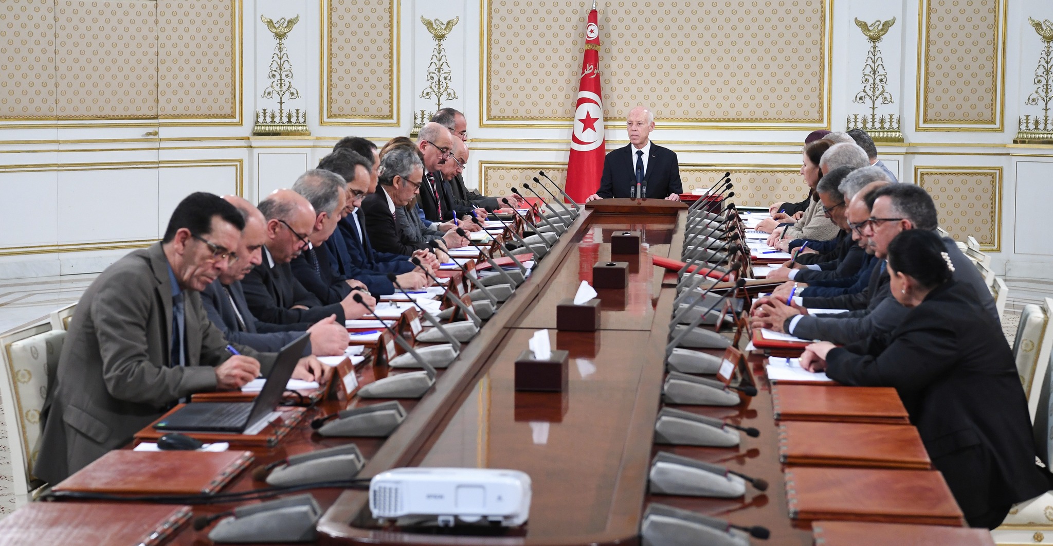 رئيس الجمهورية يشرف على اجتماع مجلس الوزراء للنظر في مشروع تنقيح مجلة الشغل