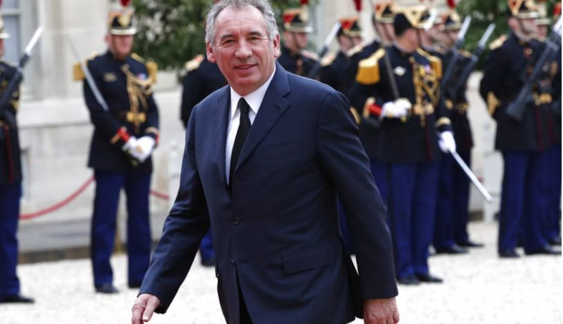 رئيس حكومة فرنسا يرفض دعوات لإعادة سن التقاعد إلى 62 عاما