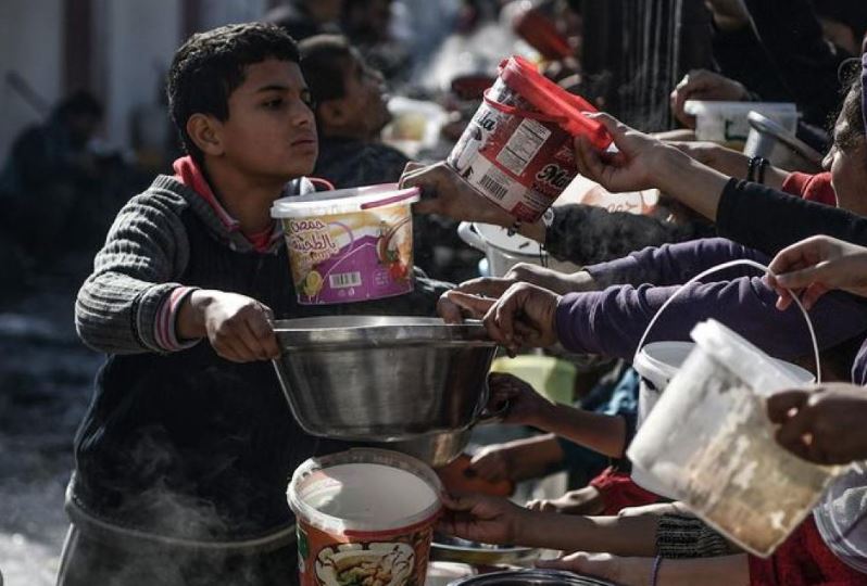 قطاع غزة يعيش إحدى مراحل المجاعة : 80% من السكان لا يملكون الغذاء