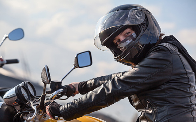 ارتداء الخوذة يحمي سائق الدراجة النارية من الوفاة ومن الاصابات المسببة للاعاقة بنسبة 88،9 بالمائة