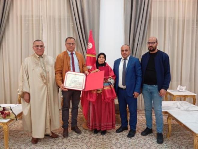 قابس: تكريم حرفية في النسيج اليدوي وحرفي في النقش على الحجارة خلال الاحتفال الجهوي باليوم الوطني للصناعات التقليدية