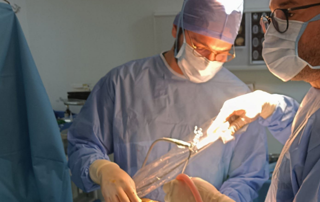 نجاح فريق طبي بقسم جراحة الأعصاب في المعهد الوطني المنجي بن حميدة لأمراض الأعصاب في إجراء ثلاث عمليات دقيقة لأطفال رضع باستخدام تقنية التنظير الداخلي