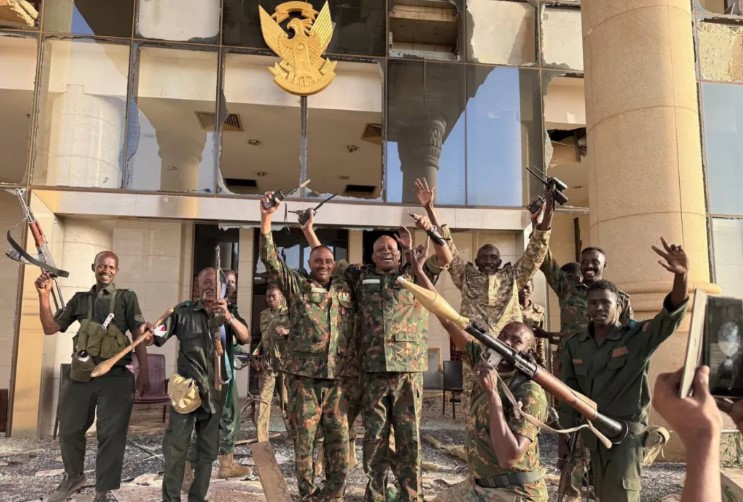 الجيش السوداني يسيطر على الوزارات وسط الخرطوم