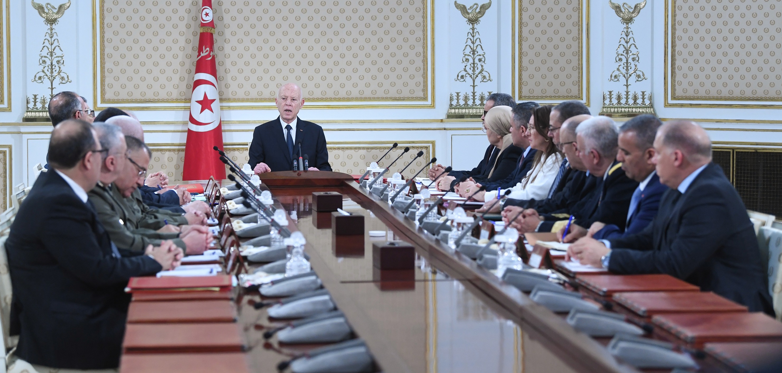 رئيس الجمهورية : هناك "عصابات إجرامية تعمل في عديد المرافق العمومية عن طريق وكلاء لها"