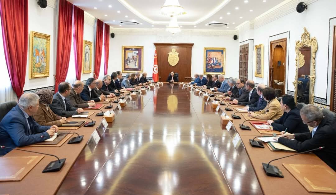 رئيسة الحكومة السّيدة سارّة الزعفراني الزنزري تشرف على أول اجتماع بالفريق الوزاري