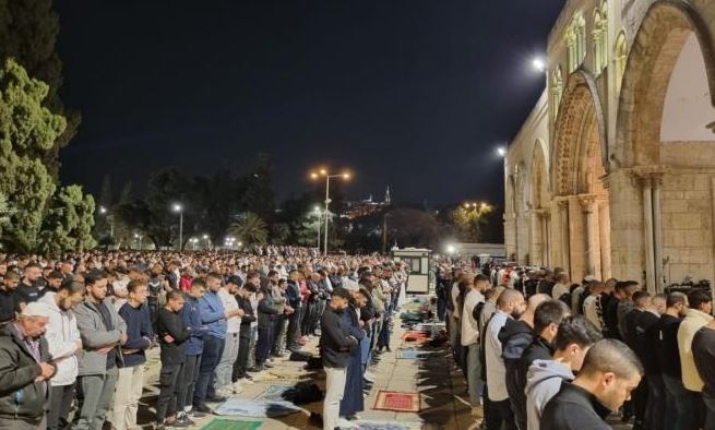 عشرات الآلاف يؤدون صلاتي العشاء والتراويح في المسجد الأقصى