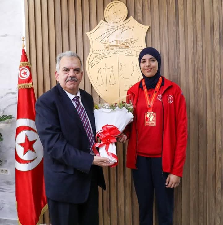  وزير الشباب والرياضة يكرّم بطلة إفريقيا للصغريات في المبارز بالسيف آية الرواتبي