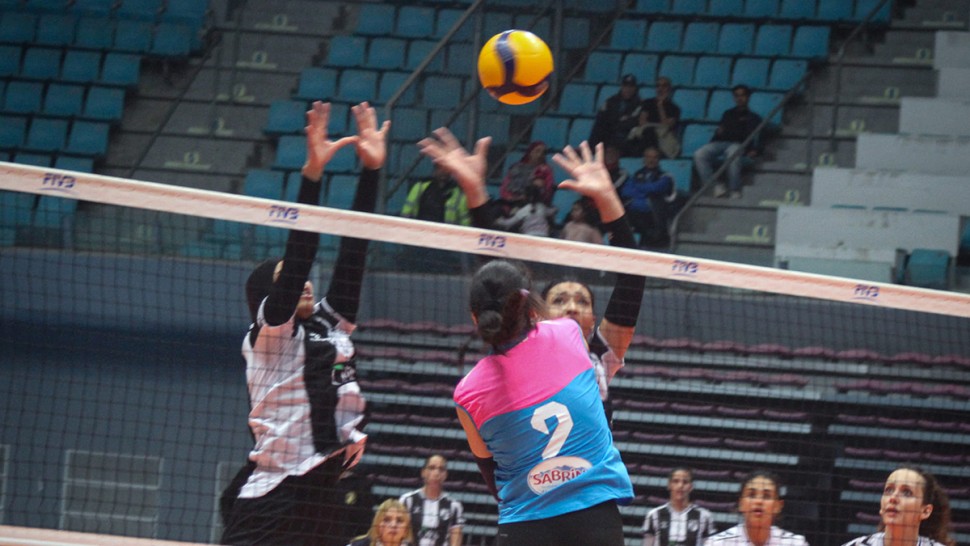 الكرة  الطائرة  سيدات  : النادي  النسائي بقرطاج  ينتصر على نظيره النادي الرياضي  الصفاقسي بثلاثة اشواط دون رد 