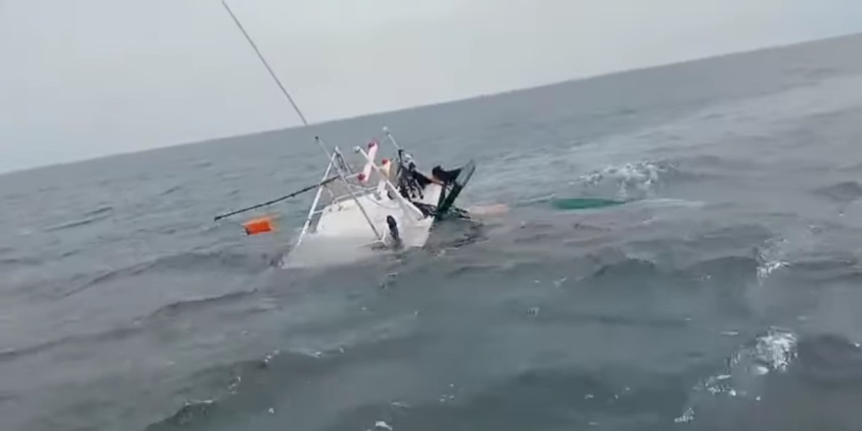 صفاقس: إنقاذ 4 بحارة بعد غرق مركب صيد في سواحل اللواتة 