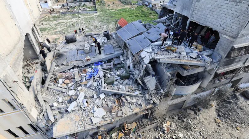 استشهاد عدد من الفلسطينيين فجر اليوم في قصف متواصل على قطاع غزة 