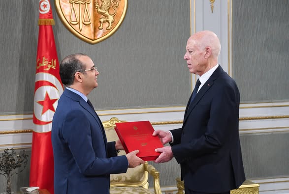 رئيس الجمهورية يتسلّم من رئيس هيئة الانتخابات تقرير الهيئة حول انتخابات 6 أكتوبر الماضي