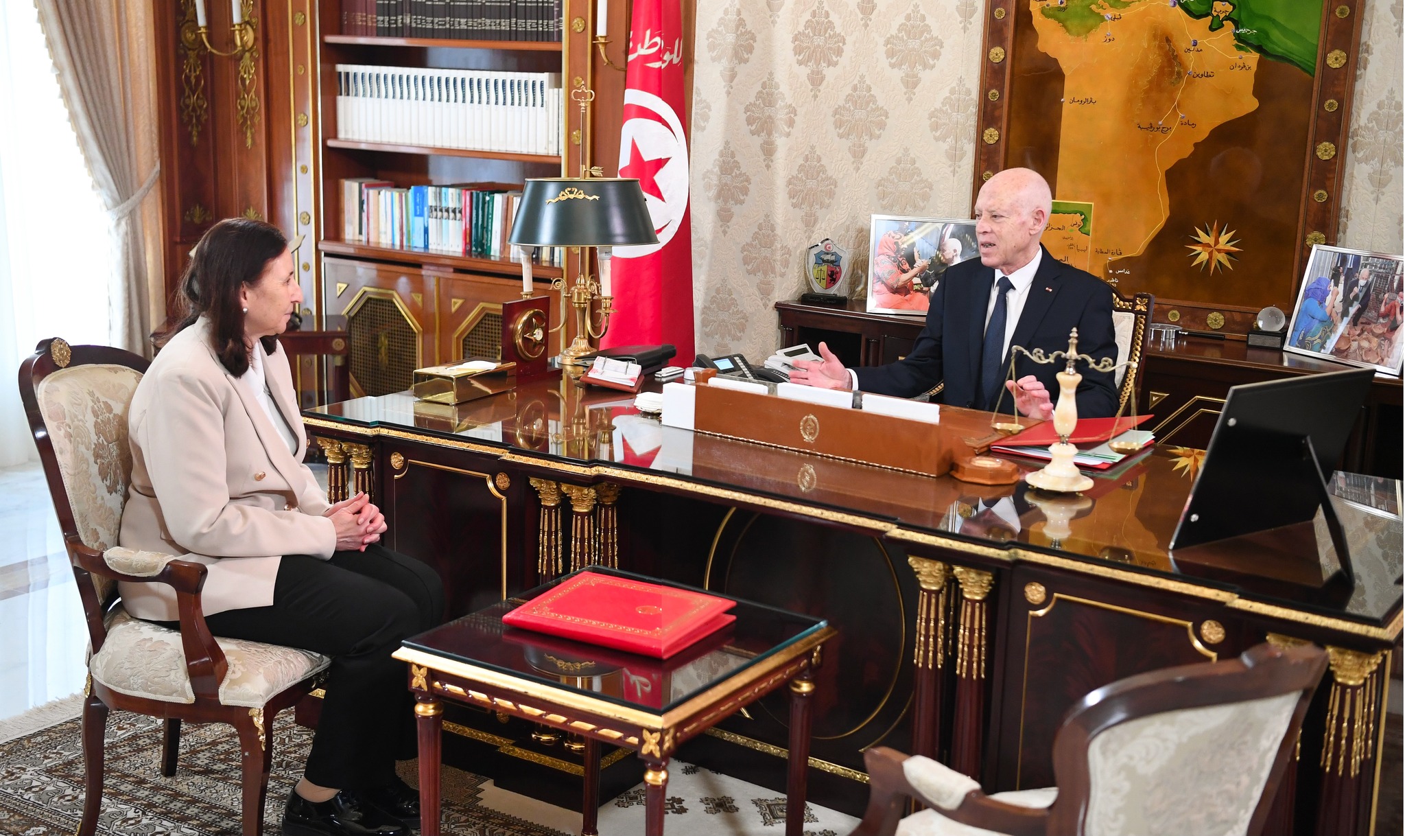 في لقائه برئيسة الحكومة : رئيس الجمهورية يؤكّد على آليات دستور 25 جويلية ،وعلى ضرورة أن يستبطن كلّ مسؤول للأحكام الجديدة الواردة به