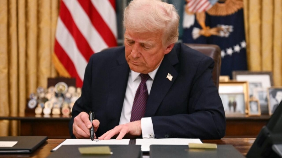 ترامب يوقع أمرا يتعلق بالانتخابات ويطالب بإثبات الجنسية الأمريكية للسماح بالتصويت