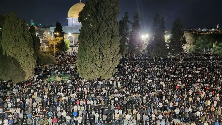 180 ألف مُصلٍّ يؤدون صلاتَيْ العشاء والتراويح في المسجد الأقصى