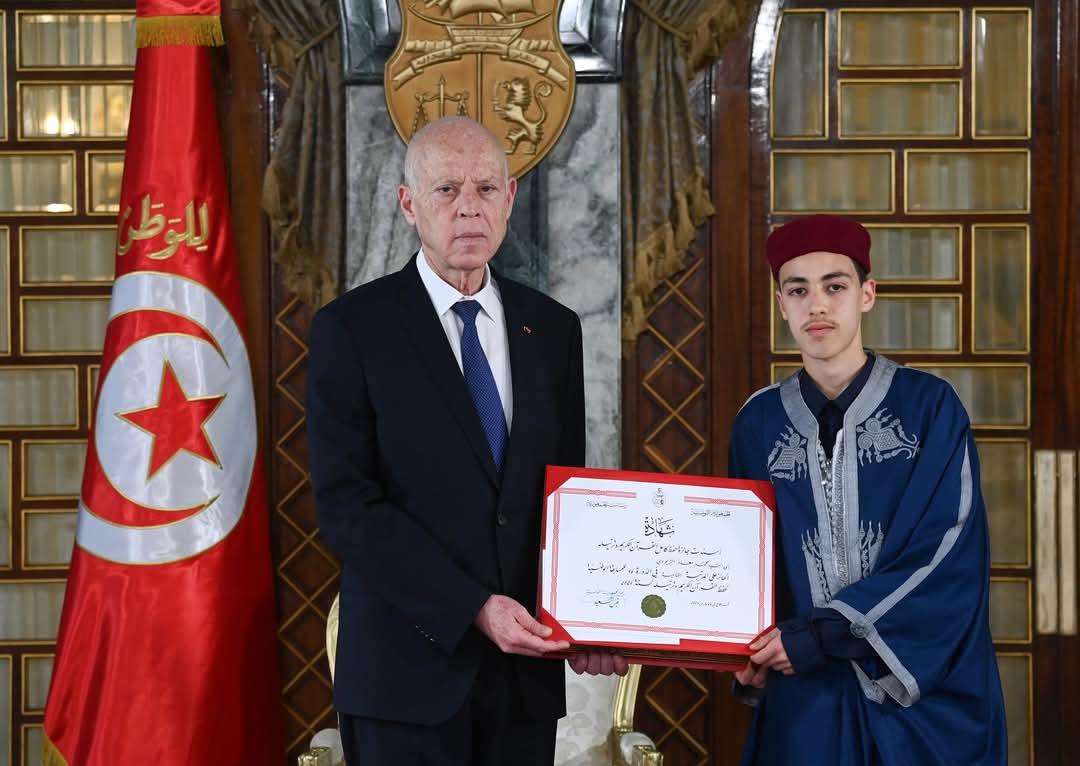 سعيد يشرف على موكب توزيع الجوائز  على المتفوقين في حفظ القرآن 