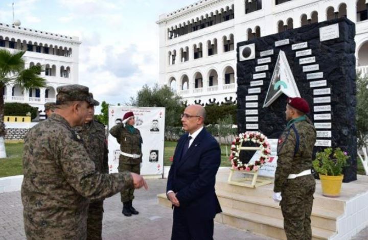 وزير الدفاع الوطني يؤدّي زيارة إلى مدرسة ضبّاط الصفّ والمدرسة التقنية لجيش البر ببنزرت