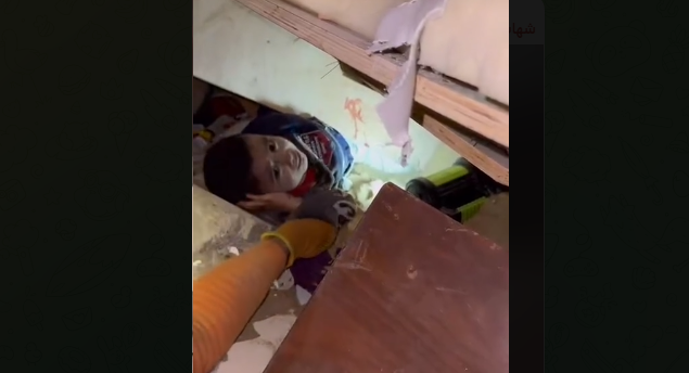 شاهد: إنقاذ طواقم الدفاع المدني أطفال من تحت ركام منزل  قصفه الاحتلال