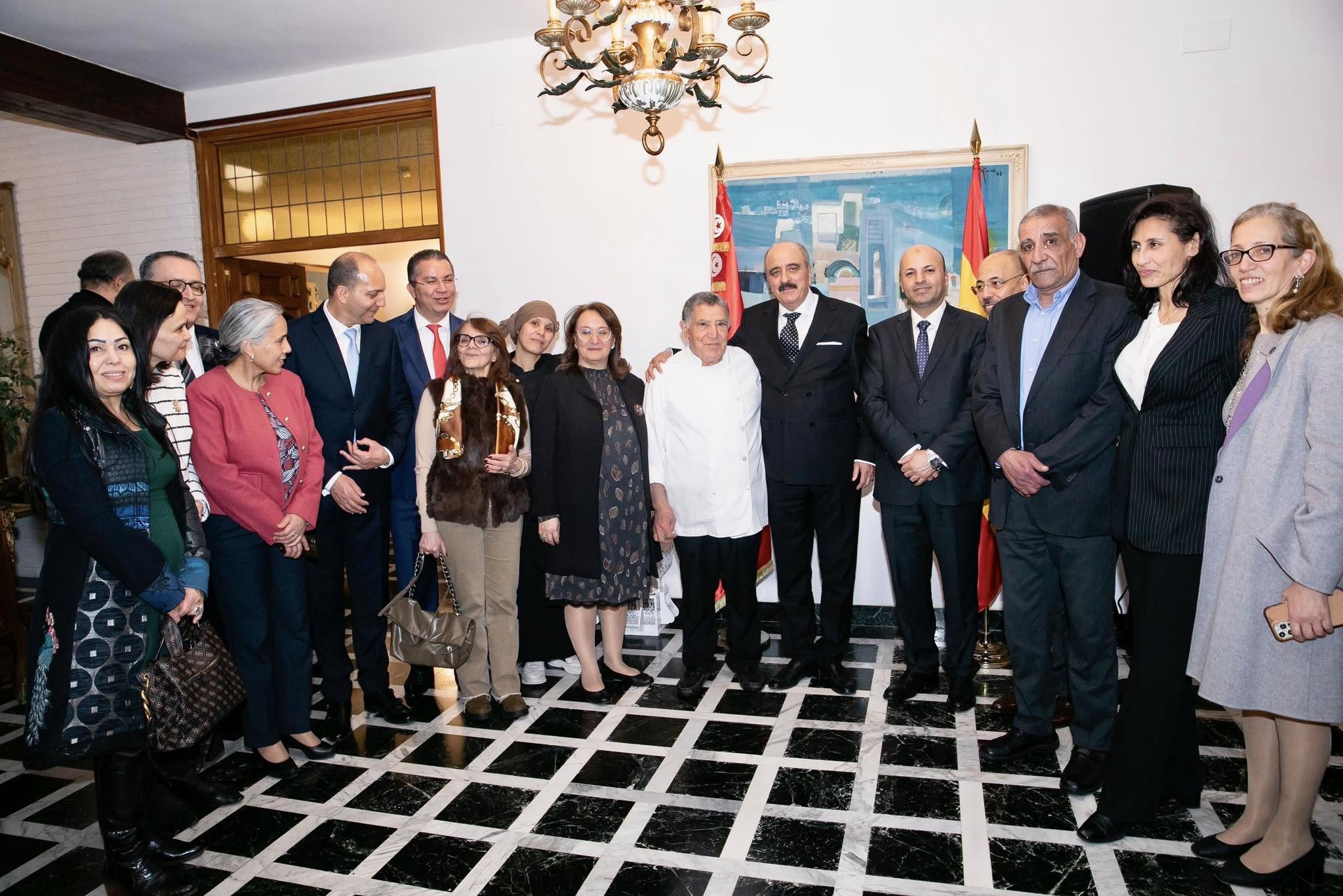 وزير الشؤون الخارجية يلتقي عددا من أفراد الجالية التونسية في إسبانيا