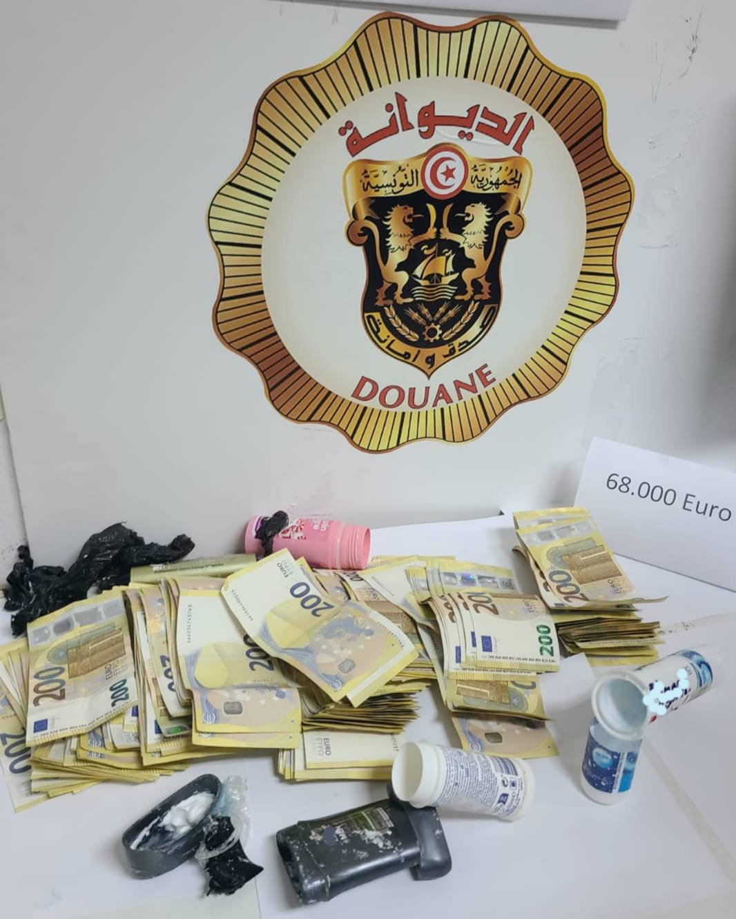 مطار تونس قرطاج: حجز مبلغ 68 ألف أورو غير مصرح بها لدى مسافرة أجنبية