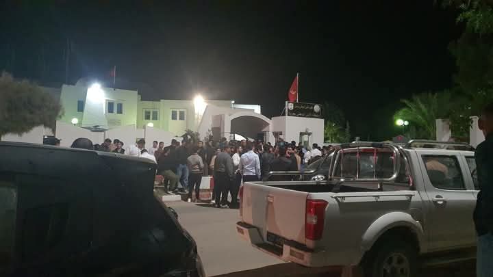 جربة: فتح بحث إثر محاولة اقتحام عدد من المحتجين منطقة الأمن