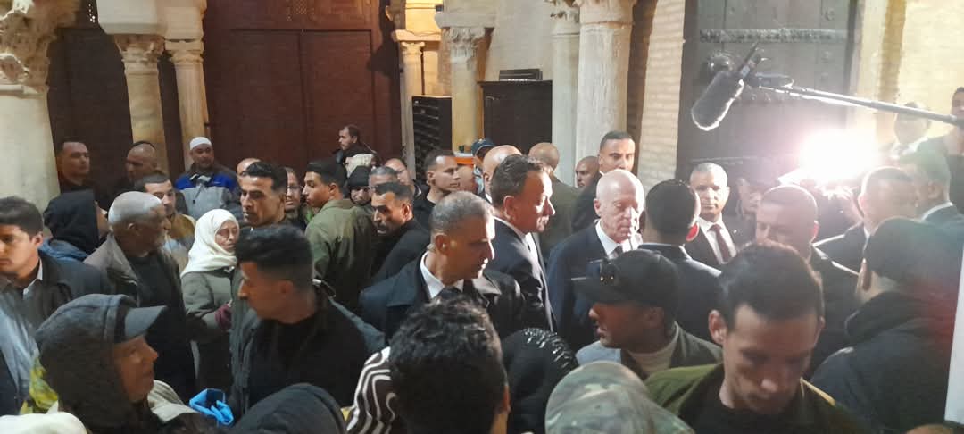 رئيس الجمهورية قيس سعيد يؤدي زيارة غير معلنة الى مدينة القيروان .