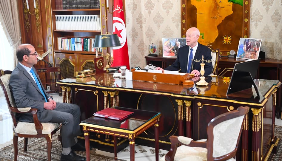  رئيس الدولة يدعو الى ضرورة الإسراع  بانجاز عديد المشاريع التي انطلقت وتوقّفت في حين أنّ أموالها مرصودة 