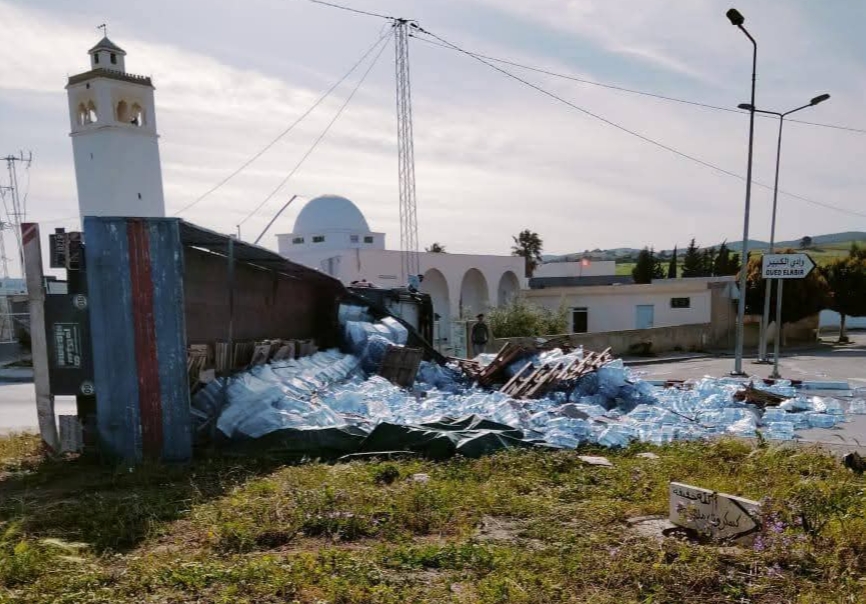 الفحص: إصابة 5 أشخاص في حادث اصطدام شاحنتين