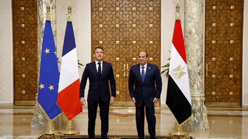 السيسي وماكرون يبحثان خطة إعادة إعمار غَــــزّة