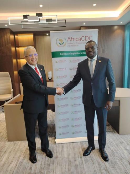 وزير الصحة يبحث مع المدير العام للمركز الإفريقي لمكافحة الأمراض سبل تعزيز التعاون في مجال الانتاج المحلي للأدوية