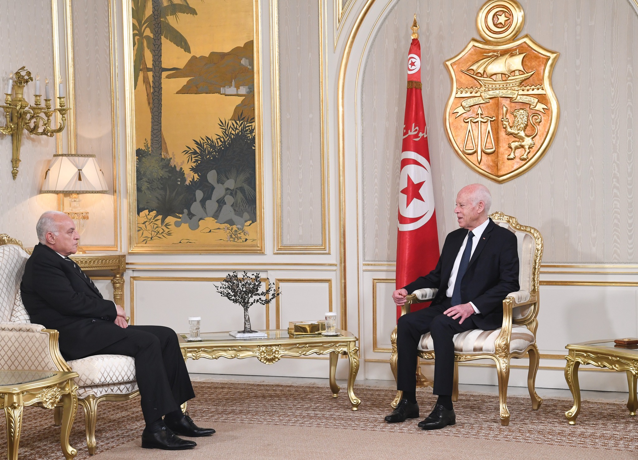  رئيس الجمهورية قيس سعيّد يستقبل السيّد أحمد عطّاف وزير الشؤون الخارجية والجالية الوطنية بالخارج والشؤون الإفريقية الجزائري