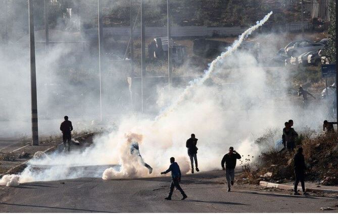 إصابات بالاختناق في صفوف الفلسطينيين خلال اقتحام قوات الاحتلال الصهيوني لبلدة جنوب بيت لحم