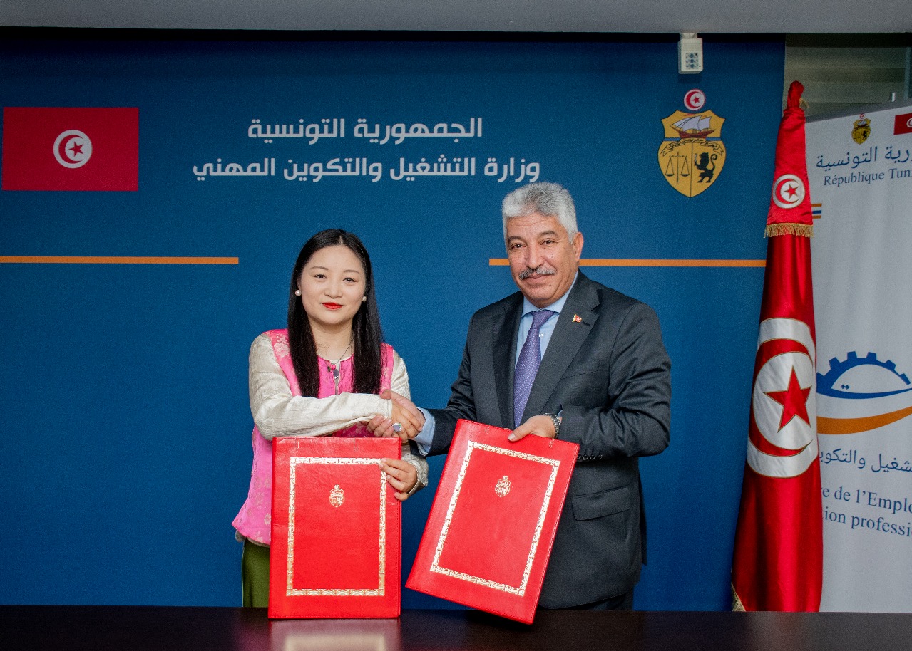 إبرام مذكّرة تفاهم بين وزارة التشغيل والمركز الدولي للتواصل الثقافي الماليزي