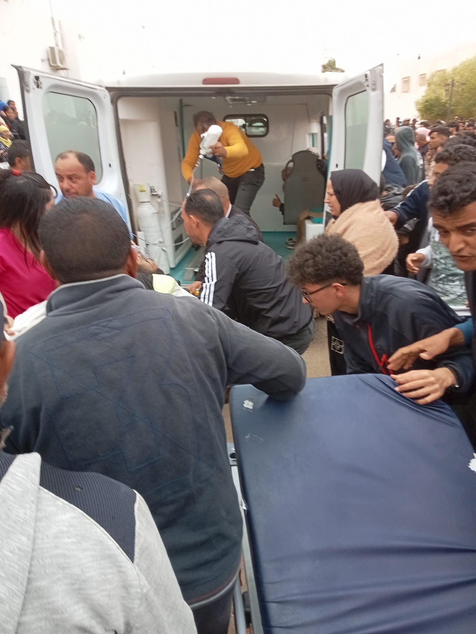 مصرع 3اشخاص واصابة اخرين في انهيار سور معهد بالمزونة من ولاية سيدي بوزيد