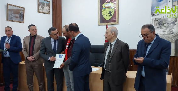 الكاف: تسليم عقود تتعلق بتسوية وضعية تجمعات سكنية ووضعيات عقارية لانجازعدد من المشاريع العمومية  