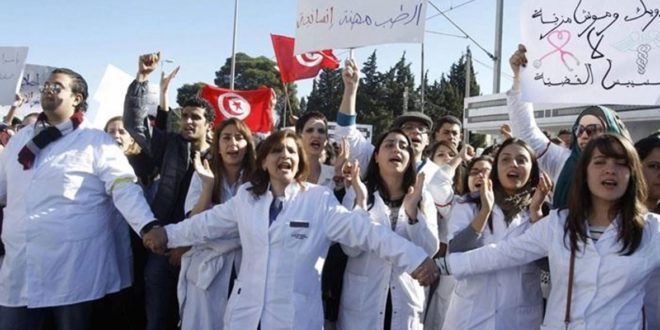 أطباء وأطباء الأسنان والصيادلة بالقطاع العام ينفذون وقفة احتجاجية تنديدا بتردي ظروف العمل.