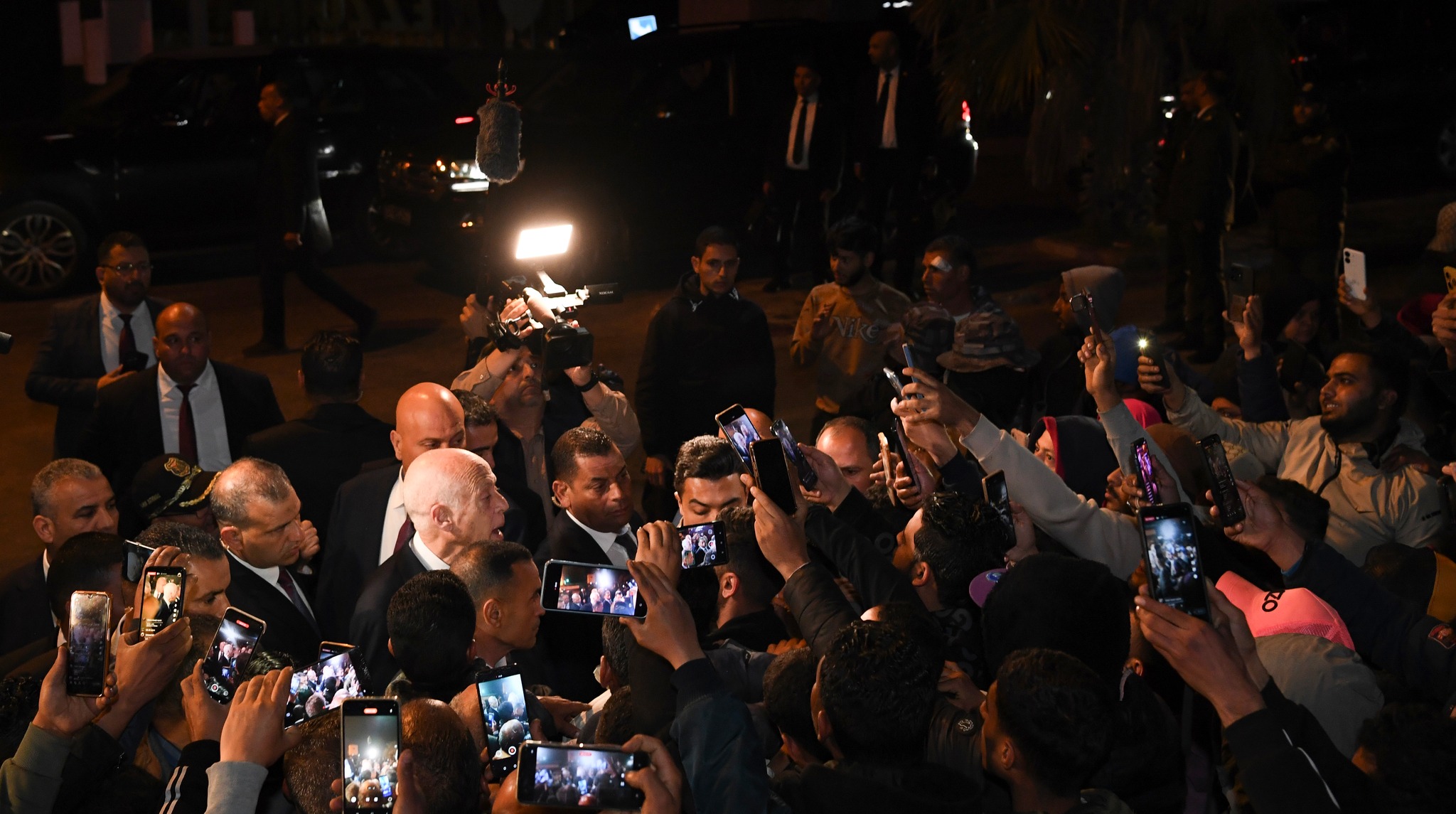 خلال زيارته لمعتمدية المزونة: رئيس الجمهورية يؤكد أن الشعب التونسي سيبقى حرا وتونس ستبقى حرة