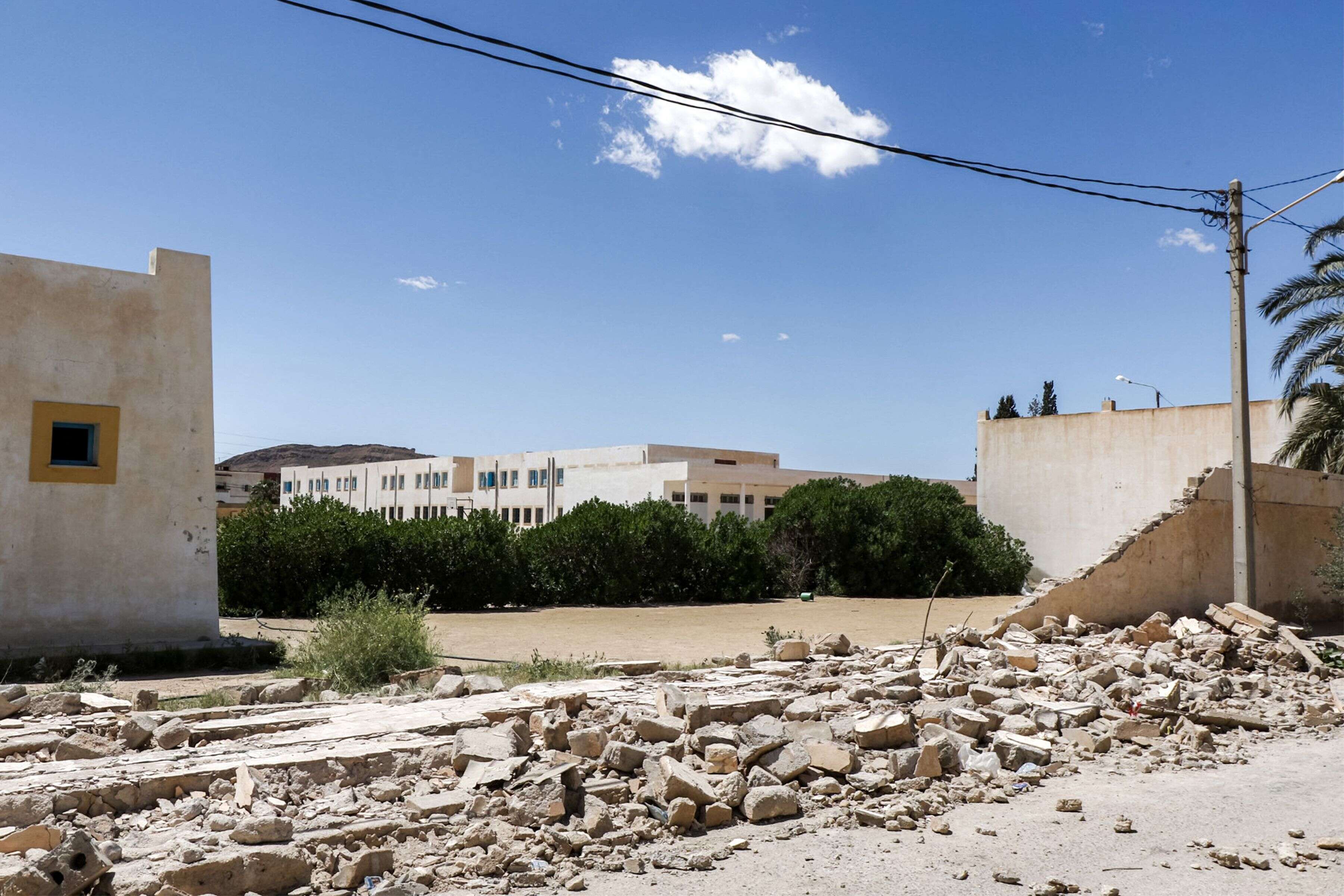 سيدي بوزيد: تركيز فرقة للحماية المدنية بمدينة المزونة وإزالة ما تبقى من سور المعهد الثانوي